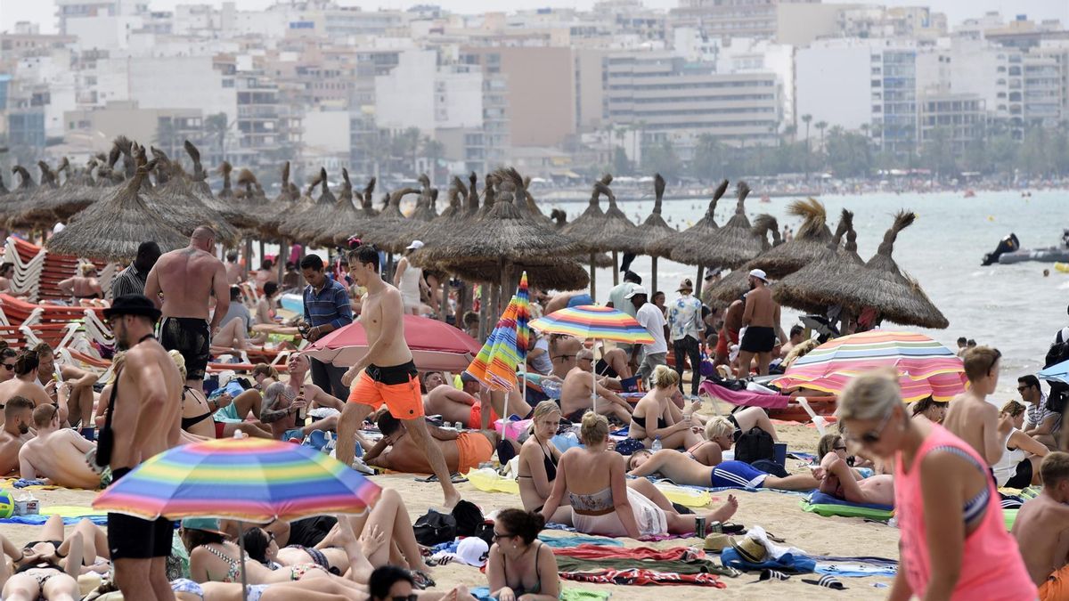 PP y Vox rechazan poner techo al turismo en Balears pese a alcanzar un récord de 19 millones de visitantes