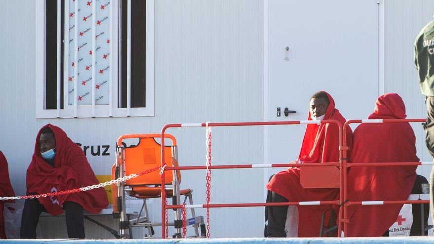 Un fallecido entre los 62 ocupantes de un cayuco rescatado cerca de Gran Canaria