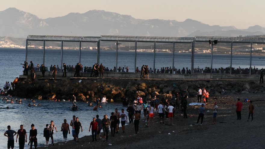 La Playa del Tarajal, una de las zonas fronterizas de Ceuta por donde más personas han llegado a nado desde Marruecos