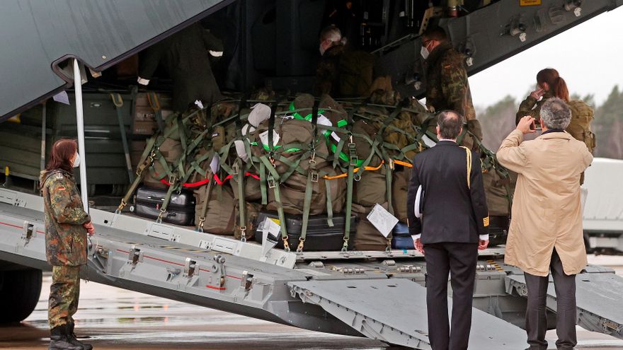 El embajador de Portugal en Berlín, Francisco Ribeiro de Menezes(d) y el agregado militar, Henrique Portela Guedes (i) supervisan el material que el Gobierno de Alemania envía a su país para reforzar la atención en los cuidados intensivos de los hospitales, desbordados por la pandemia. EFE/EPA/FRIEDEMANN VOGEL