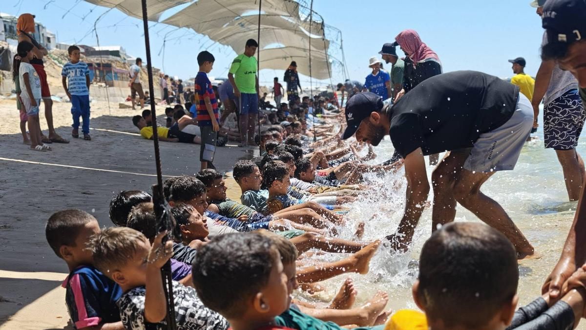 Niños aprenden a nadar en la academia de natación de Amjed Tantesh, en Gaza.