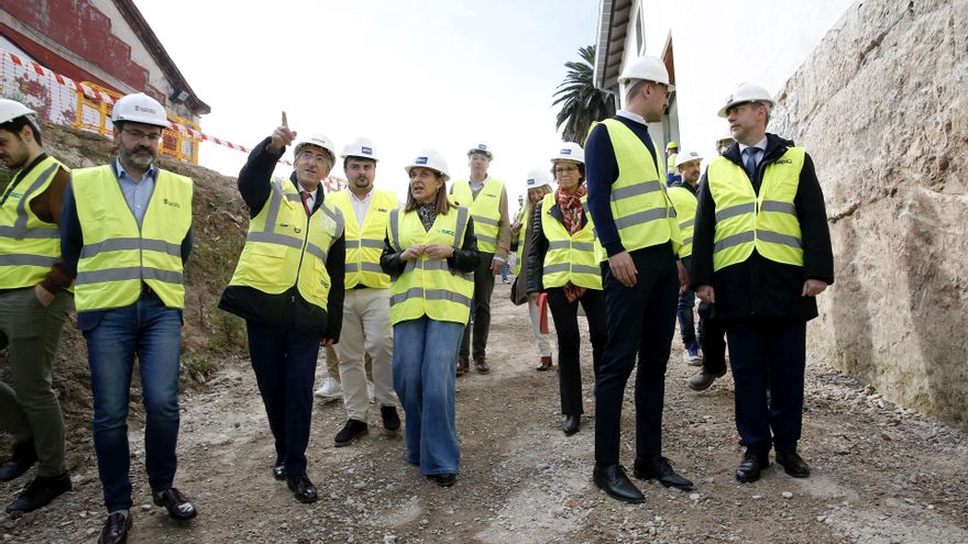 La presidenta de Cantabria, María José Sáenz de Buruaga, y el alcalde de Torrelavega, Javier López Estrada, entre otros, en las obras de La Lechera.