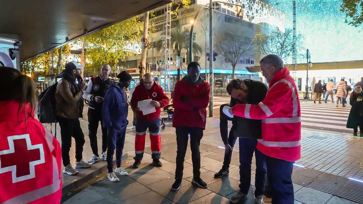 Personas sin hogar en Córdoba reciben ayuda de Cruz Roja.