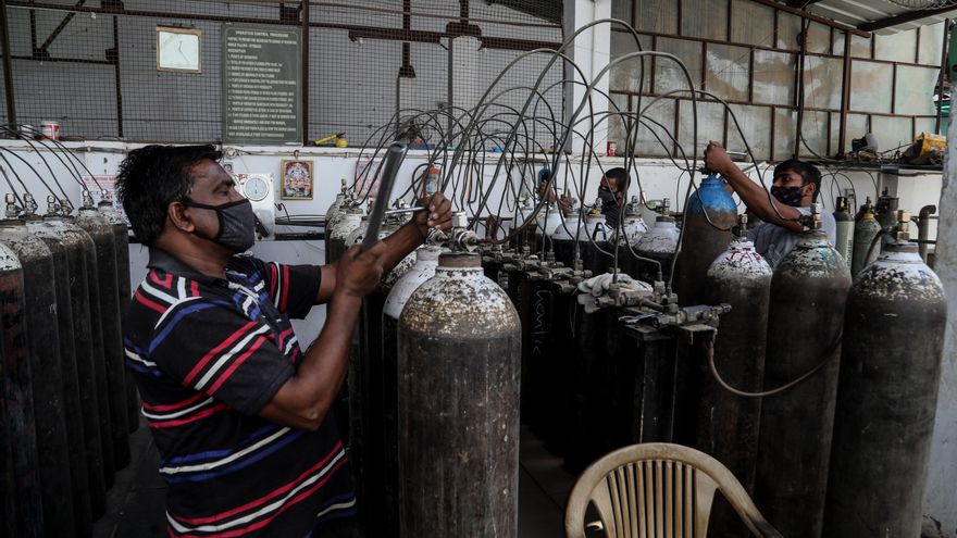 Los hogares acaparan bombonas de oxígeno en India mientras crecen los contagios y el miedo