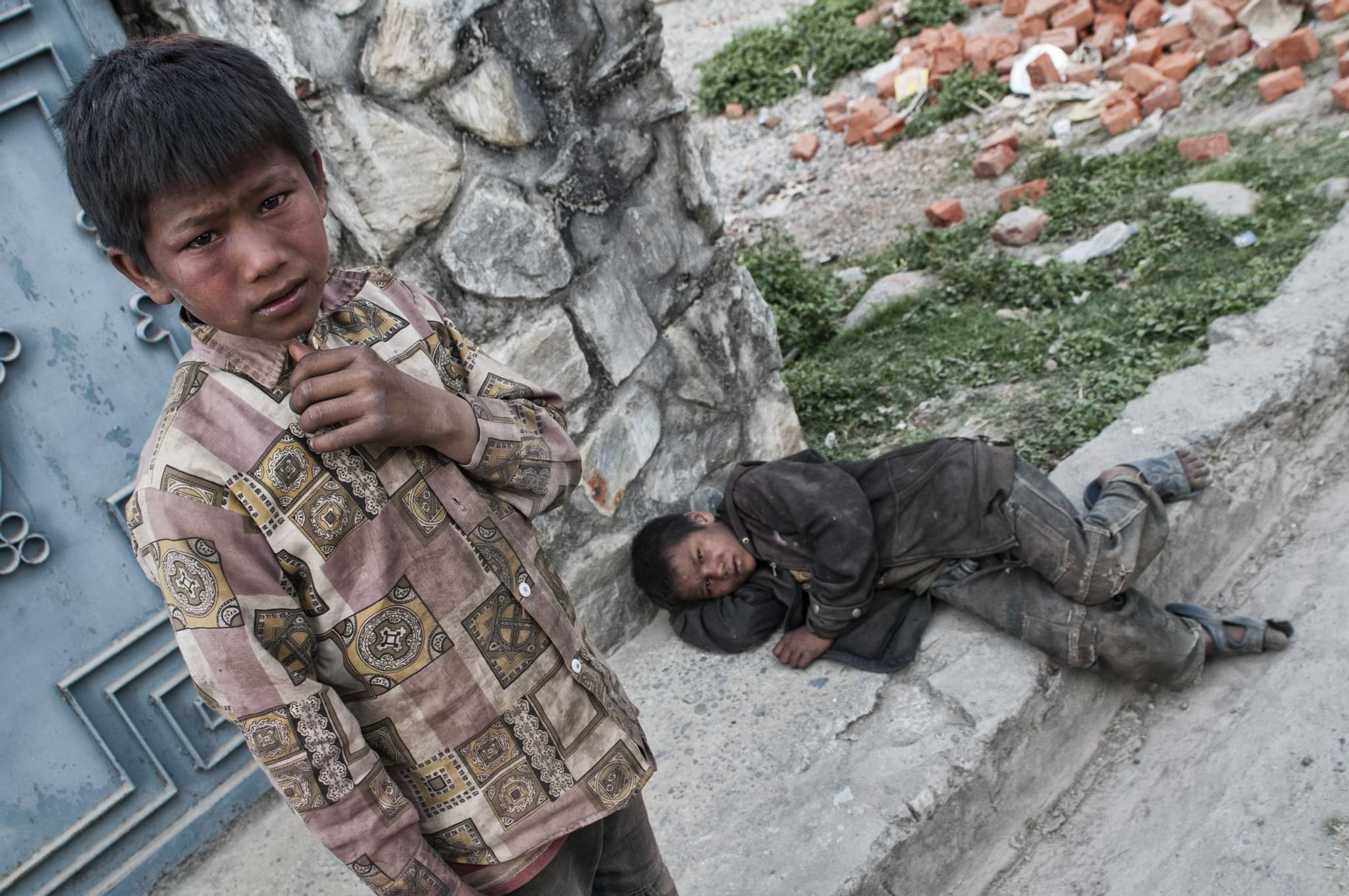 En muchos lugares de Nepal es habitual ver a niños de la calle bajo los efectos de las drogas. / FOTO: Zigor Aldama