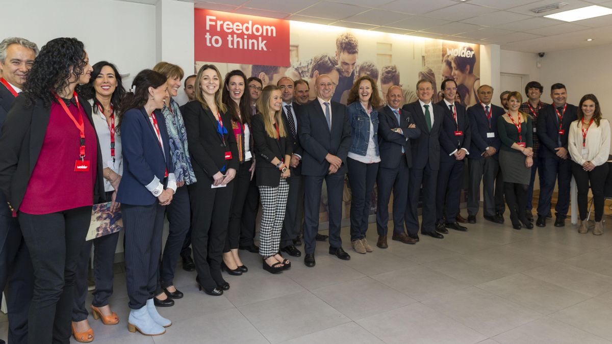 El consejero de Innovación, Industria, Turismo y Comercio, Eduardo Arasti, visita la empresa Wolder en 2015 junto a Ricardo Garrudo y su equipo.