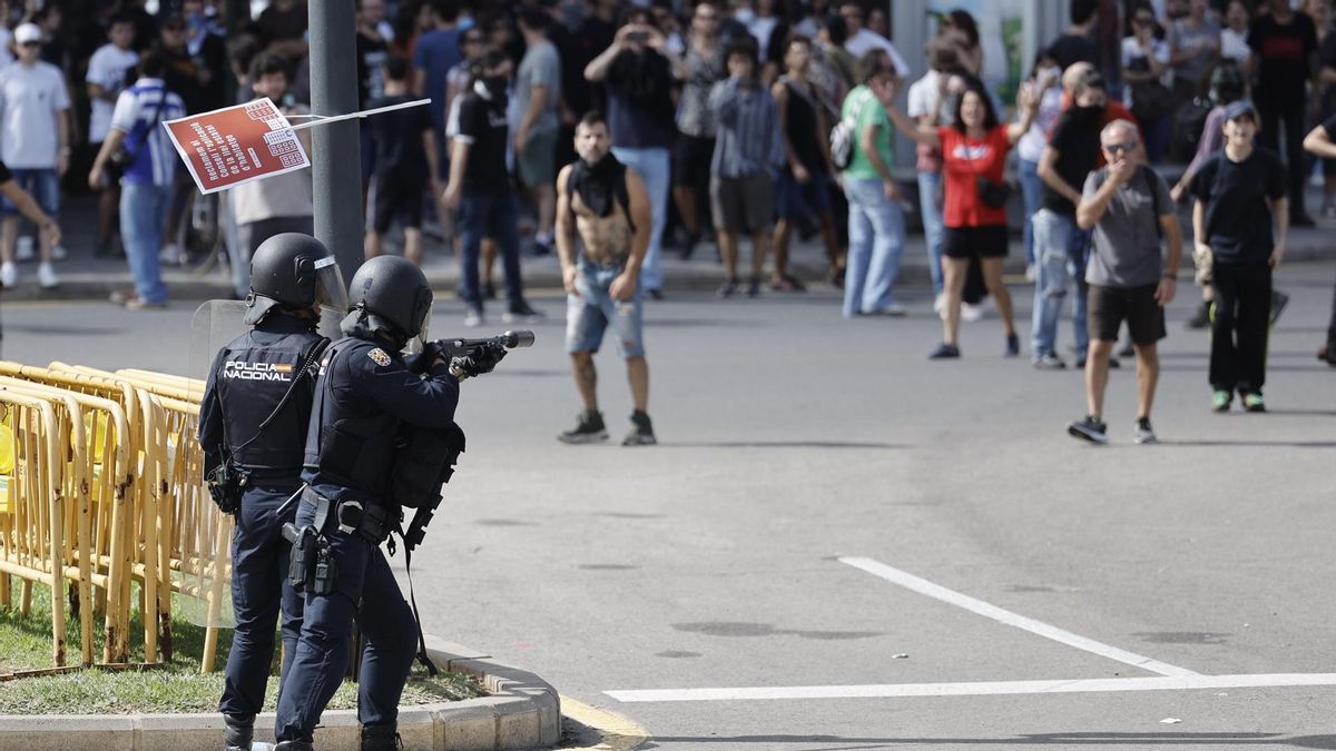 Agentes antidisturbios de la Policía Nacional apuntan a los manifestantes cargados con botes de humo.