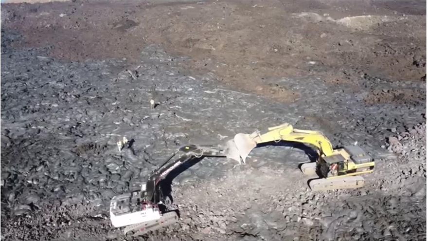 En la imagen, las dos máquina simbolizan la unión de los dos barrios.