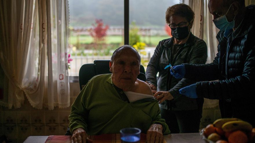 El enfermero José Ramón administra este jueves a un hombre la tercera dosis de la vacuna contra el coronavirus en Galicia