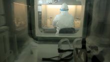 Personal del Laboratorio realiza pruebas y diagnósticos para detectar el Covid-19.