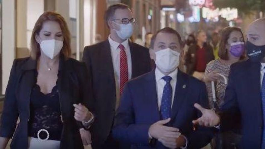 Evelyn Alonso, junto al alcalde y otros concejales de Santa Cruz de Tenerife, este jueves, durante el encendido navideño