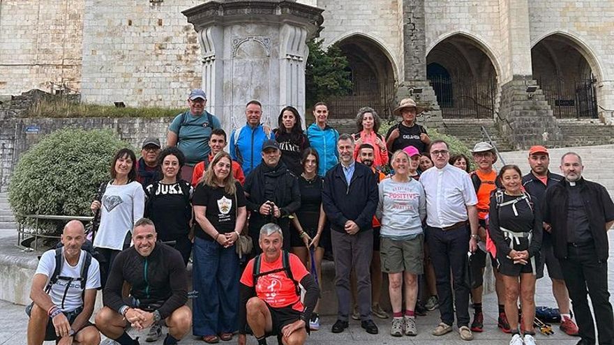 Peregrinos del Camino Medieval Lebaniego en el comienzo de la etapa en Santander