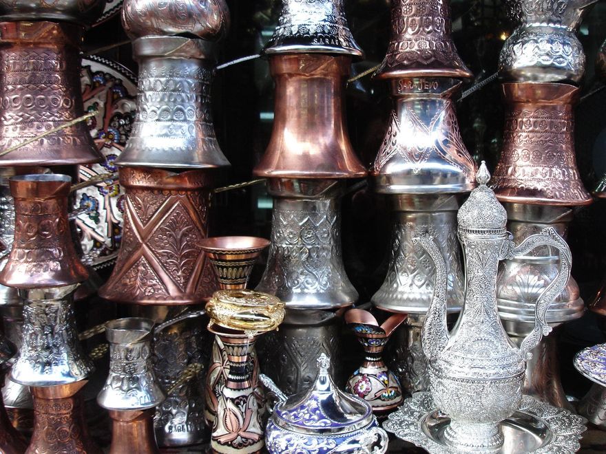 Cafeteras de cobre en Kazandžiluk, la calle de los artesanos del cobre.