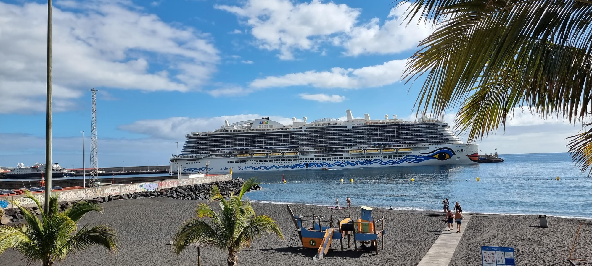 El buque de crucero 'Aida Cosma', este lunes, 17 de febrero, en el Puerto de Santa Cruz de La Palma; al lado, también  atracado en el dique principal, 'La Belle des Océans'.