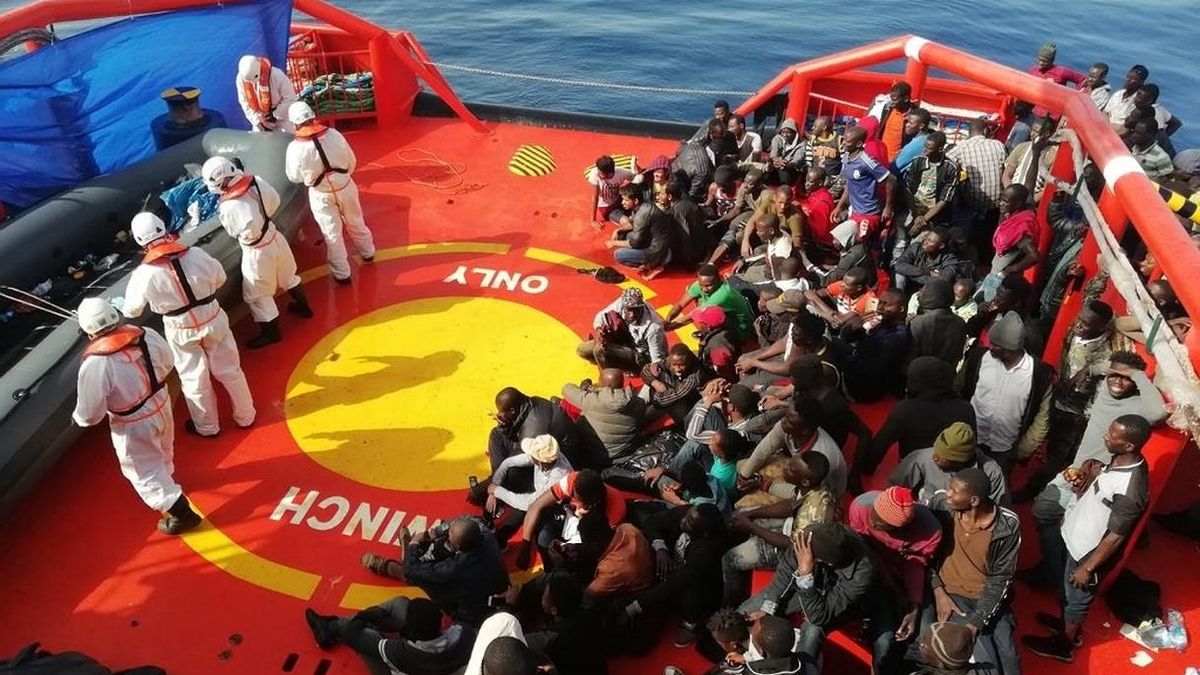 Llegan 54 inmigrantes a la isla de Alborán y otros 13, rescatados en patera a 23 millas de Motril (Granada)