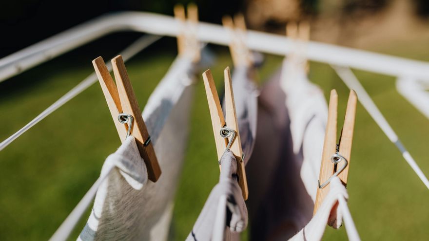 Gana espacio en tu tendedero: trucos para colocar la ropa de manera eficiente