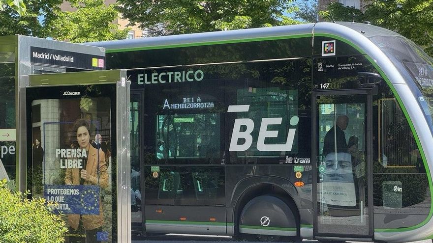 Vitoria sigue sin multar más de cuatro años después a los usuarios del autobús eléctrico que no pagan billete
