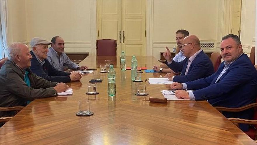 Reunión entre regantes, Subdelegación del Gobierno en León y Diputación de León