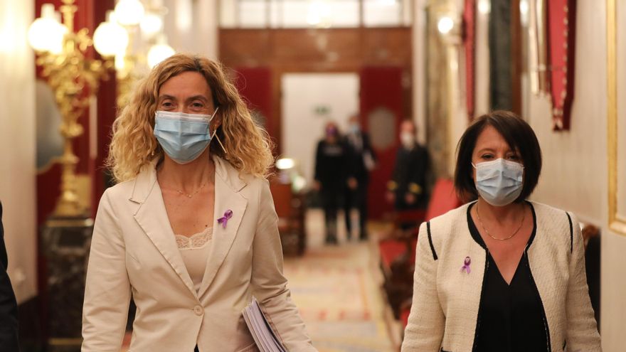 La presidenta del Congreso, Meritxell Batet (i), a su llegada a una reunión de la Mesa del Congreso de los Diputados, a 8 de marzo de 2022, en Madrid (España).