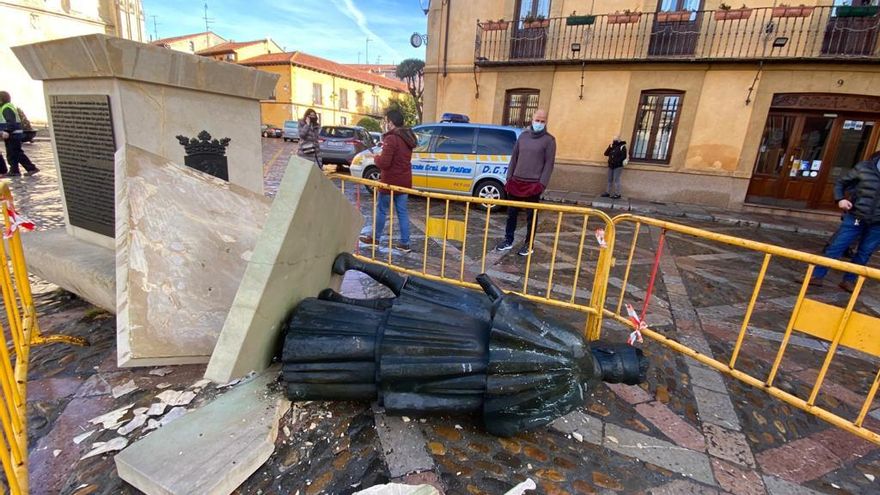 La estatua, en el suelo.