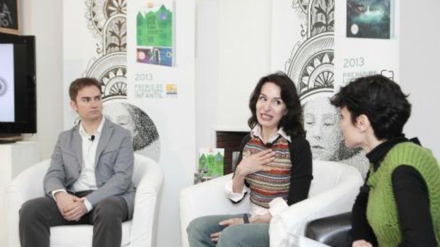 David Fernández Sifres y Verónica Murguía, Premios SM 2013, en rueda de prensa junto con Elsa Aguiar, Gerente de Ediciones SM.