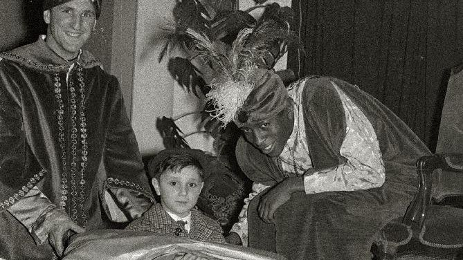 Acto de entrega de regalos a niños durante la fiesta de los Reyes Magos en 1966