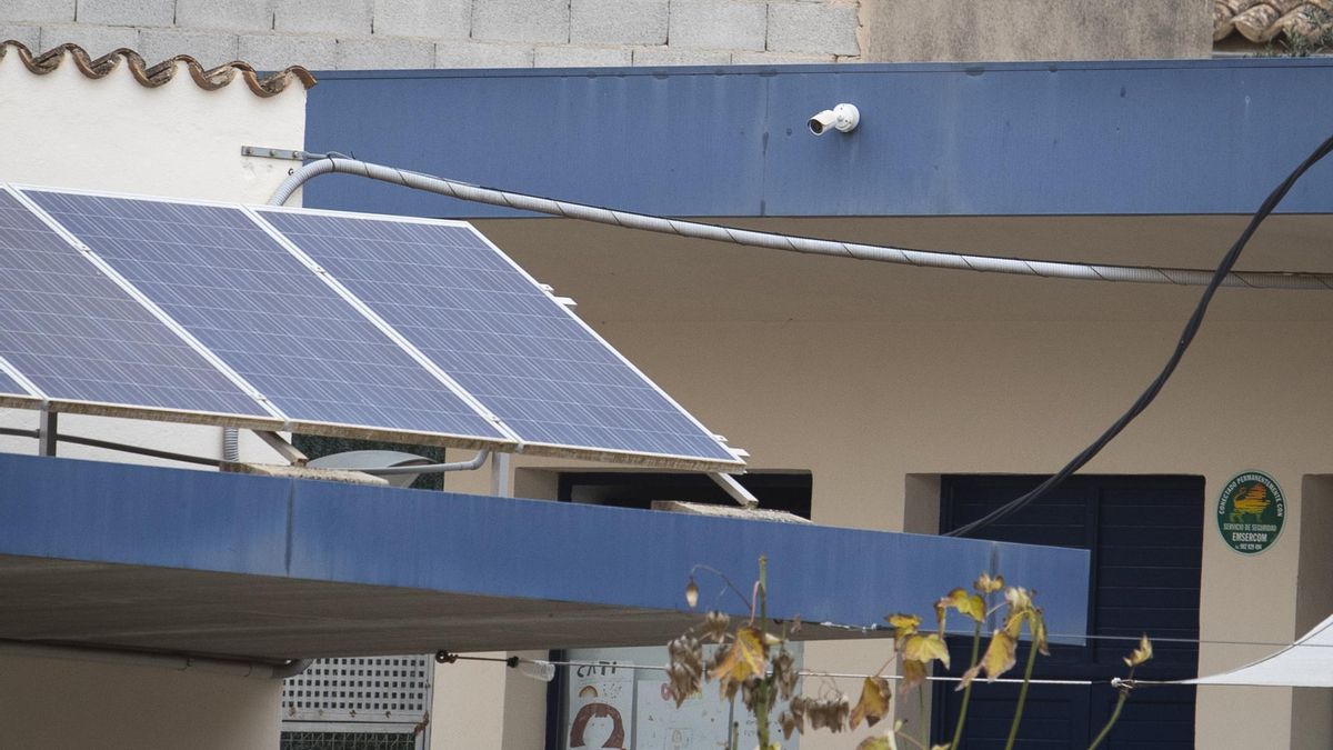 Cámara en el colegio Mestre Guillemet. Los alrededores del centro y parte de su interior constituyen una de las zonas más hipervigiladas del municipio.