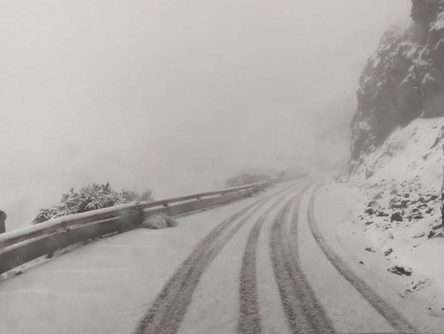 Carretera LP-4 de acceso al Roque de Los Muchachos, este viernes, cubierta de nieve.