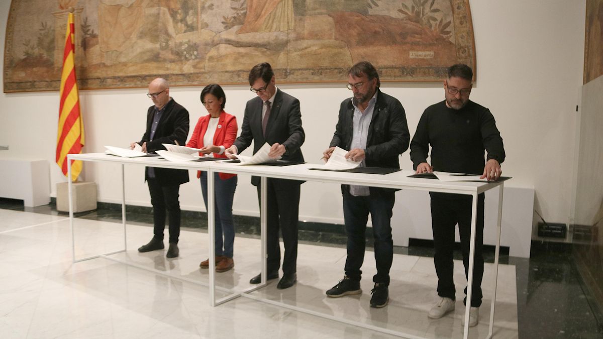 El president de la Generalitat, Salvador Illa, durante la firma del acuerdo educativo con CCOO y UGT