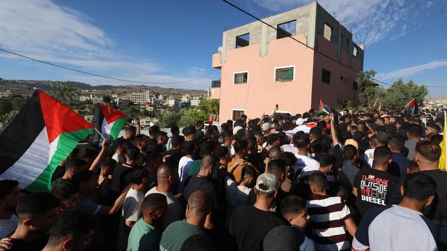 Colonos israelíes invaden a tiros e incendian tierras en Cisjordania