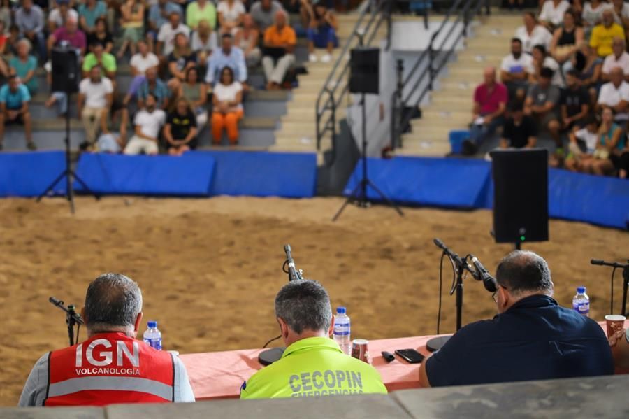 Científicos y vecinos de los núcleos evacuados de La Bombilla y Puerto Naos a causa de los gases asociados a la erupción, han mantenido este martes en encuentro  en el que se ha tratado de dar certidumbre a los afectados.