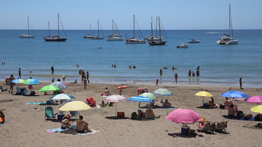 Embarcaciones fondeadas frenta a Playa del Hornillo junto a urbanización privada de Pasito Blanco, en Gran Canaria