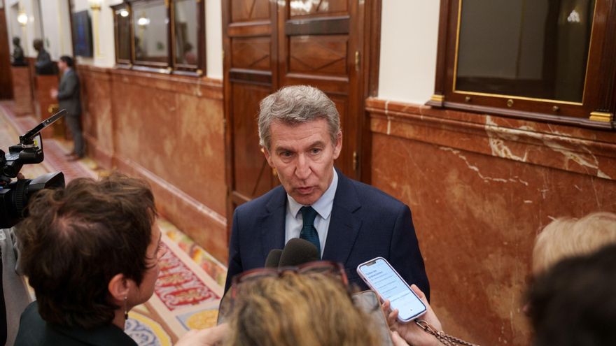 El presidente del PP, Alberto Núñez Feijóo, atiende a los medios de comunicación en los pasillos del Congreso