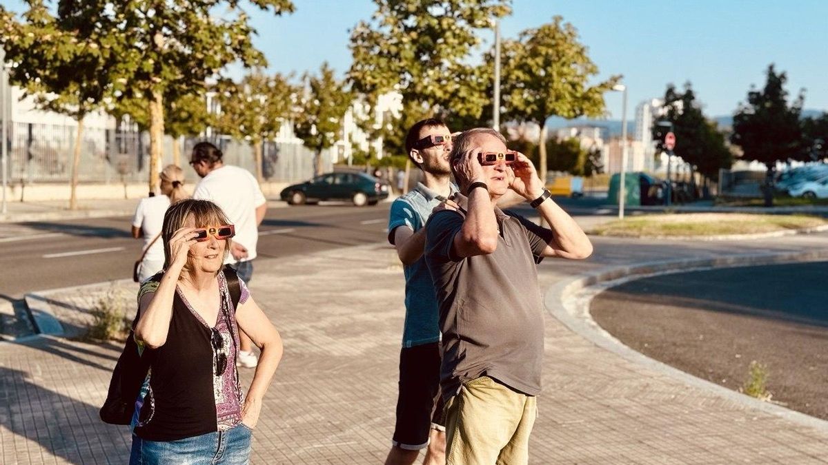 Vecinos de Santa Lucía, observando el eclipse en los Astrónomos
