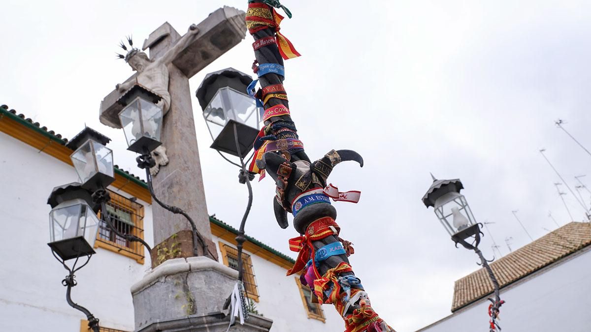 El conjunto del Cristo de los Faroles, plagado de pulseras de hermandades
