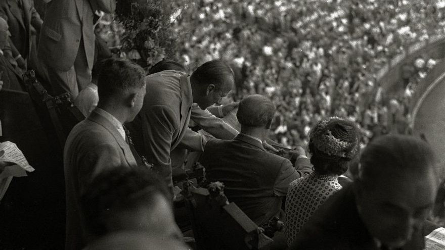 Francisco Franco y Carmen Polo, en una corrida de toros de la Semana Grande de 1950