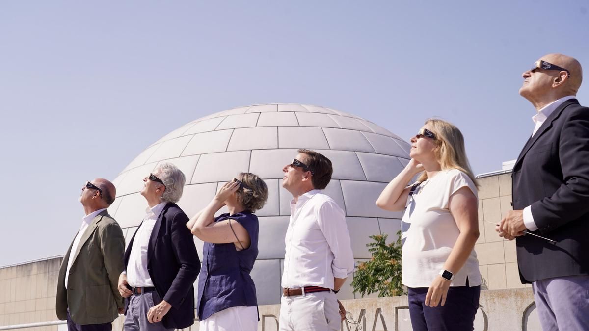 El Ayuntamiento de Madrid no prepara "nada especial" para el día del eclipse ni entregará más gafas gratis