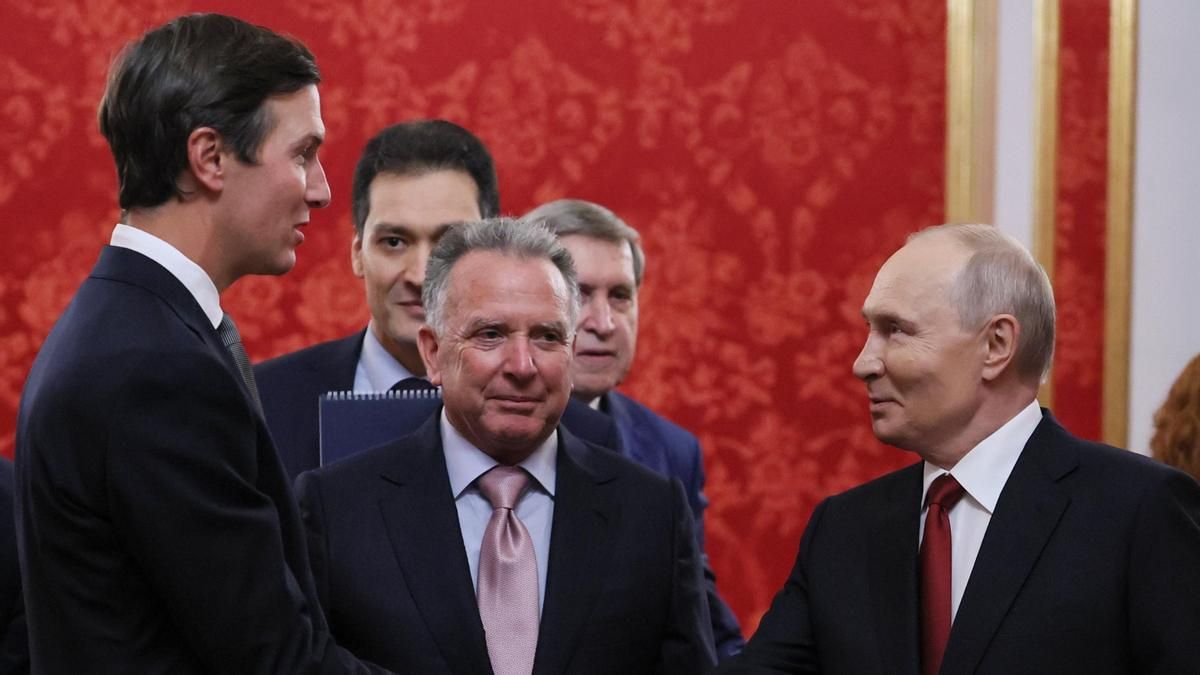 Vladimir Putin da la bienvenida al yerno de Trump, Jared Kushner, y al enviado presidencial estadounidense Steve Witkoff.