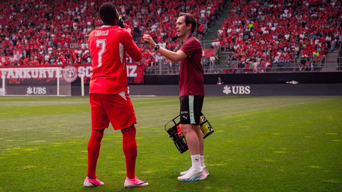 Antonio Molina, junto a Embolo en un partido de Suiza