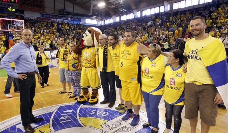 El presidente del club, Costa, con los representantes de las peñas del Gran Canaria. EFE/Elvira Urquijo A.