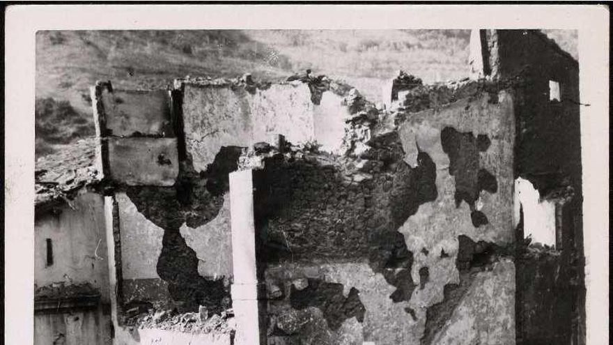 "Aspecto de la calle principal, con TODAS las casas incendiadas por la gasolina roja". 5-9-37