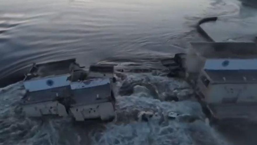 Ucrania acusa a Rusia de volar una presa en Jersón que está inundando las inmediaciones