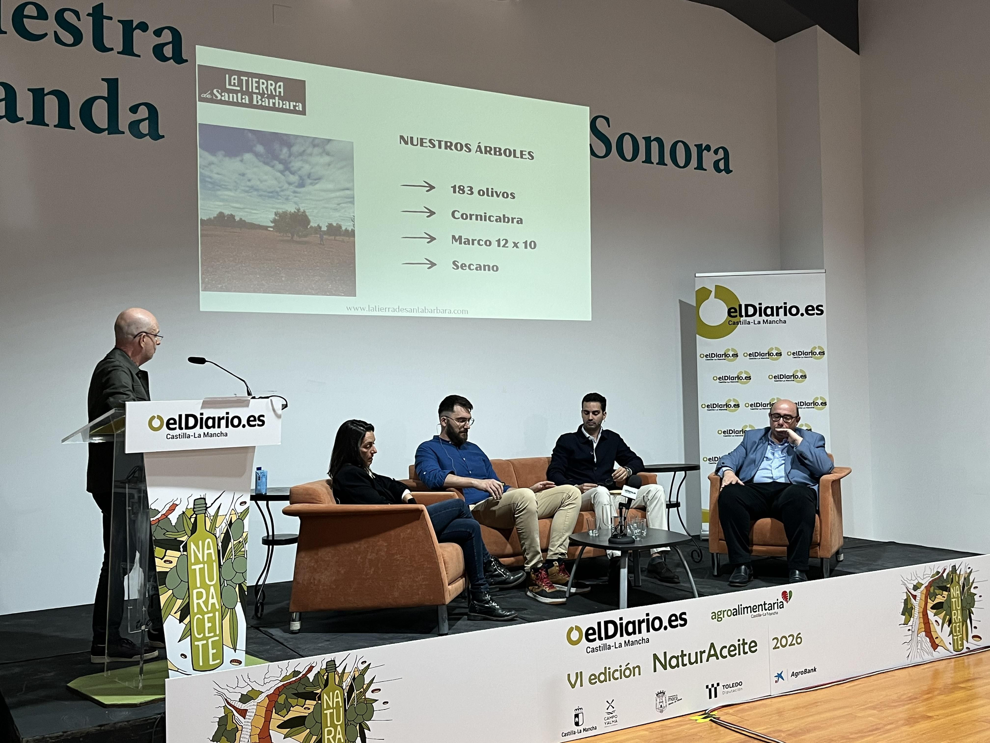 Jesús Fernández Cabrera (tercero izquierda), de La Tierra de Santa Bárbara presentando su proyecto junto a otros ponentes