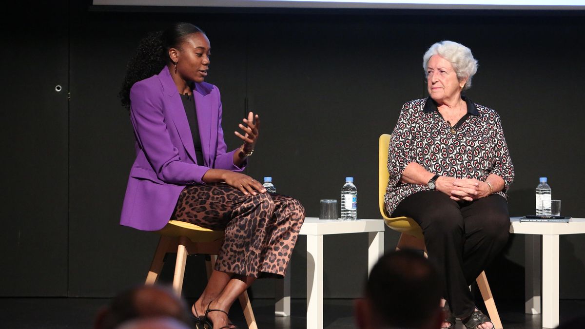 La jugadora Iris Mbulito y la exjugadora Charo Borges.