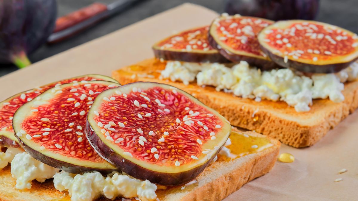 Tostada de queso con higos