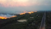 Fotografía cedida el pasado 31 de octubre, por el gobierno de Mato Grosso, en la que se registró una panorámica aérea de los incendios que se extienden desde hace meses en el Pantanal (Brasil). Brasil lleva meses siendo azotado por fuertes incendios que amenazan sus selvas tropicales.