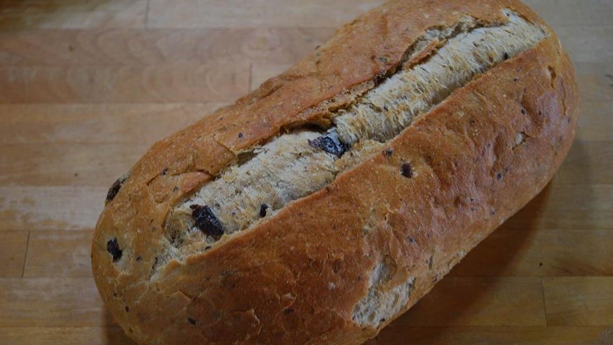 Pan de sándwich con aceitunas de color