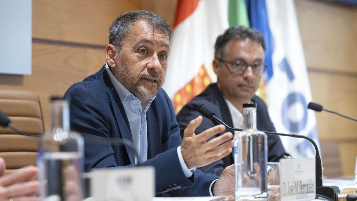 El alcalde de Santa Cruz de Tenerife, José Manuel Bermúdez (i), y el concejal de Urbanismo, Carlos Tarife (d), este miércoles en la presentación de la estrategia urbana de la ciudad