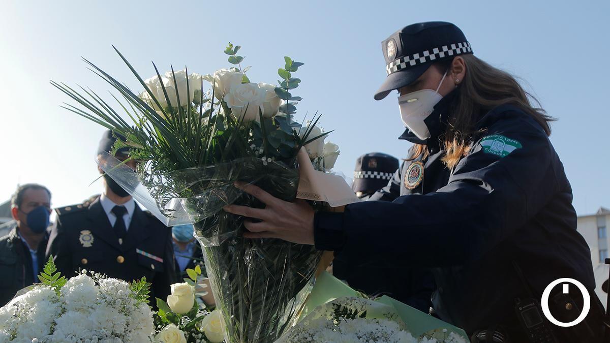Ofrenda floral en recuerdo de María de los Ángeles García y María Soledad Muñoz