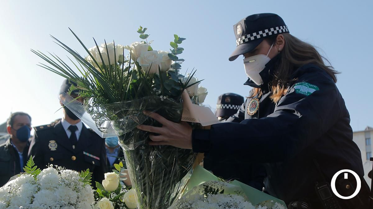 Ofrenda floral en recuerdo de María de los Ángeles García y María Soledad Muñoz